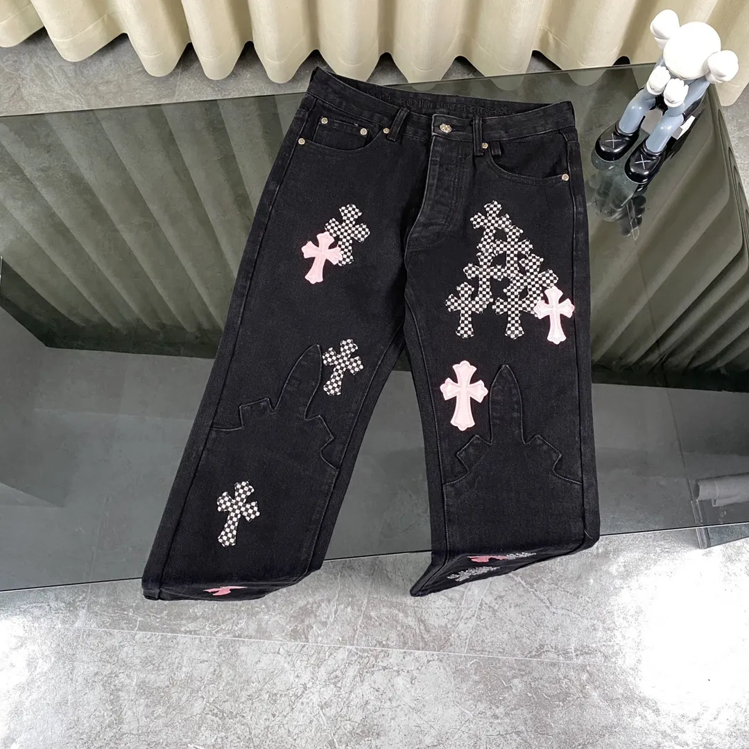 🅿️330 Chrome hearts new city-limited style flame plaid black and pink jeans Chrome hearts city-limited jeans Hardware customization Original development vintage levis American-made 501 black and gray base version Levi's American-made 501 base version Imported sheepskin 925 silver jewelry remake [Top heavy industry fashionable design] Consistently made in high street luxury style. Speaking of this style, the Zangyin family and GU family are definitely the leading representative brands. Especially the Zangyin family has really achieved a state-of-the-art effect in creating high street style. The unique washed material is used to create this style. The color system is quite eye-catching. It is decorated with patchwork cross flowers, which cleverly highlights the charm of the brand. Secondly, this style uses classic The high-waist cutting design highlights the long legs and fashionable temperament of the upper body. The brand is highly recognizable and the slim fit configuration is more suitable for daily wear. It is a product that interprets personality, fashion, and specifications at a glance. This single product is enough to make any fan excited. It can be a white T-shirt for youthful preppy style, or a tight suspender for lady style. It has strong matching ability and can be easily controlled by men.  [Material and craftsmanship] Needless to say, this point goes without saying. As an excellent craftsman brand, Zangyin has really perfect requirements for details and craftsmanship. The washed color of this model has gone through so many processes, not to mention the embellishment of the denim appliqués. It is also purely handmade and sewn. Just like what they believe in, only handmade things have soul and have the meaning of wear. A top-notch heavy-duty fashionable denim item, I look forward to your perfect interpretation! !  Color: Black Size: S M L XL